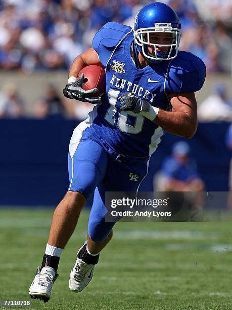Jacob Tamme of the Kentucky Wildcats runs with the ball after a reception during the game against the Florida Atlantic Owls at Commonwealth Stadium...