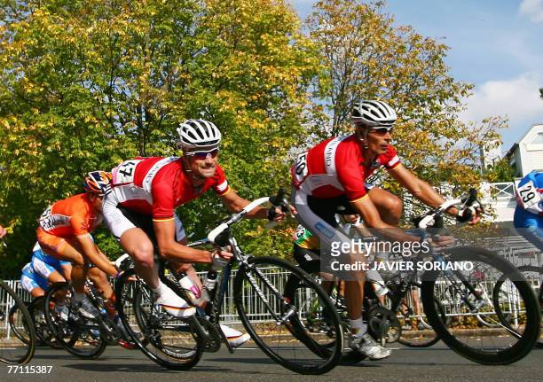 Germany's Erick Zabel and Stefan Schumacher ride in the men's road race during the UCI Road World Championships in Stuttgart, 30 September 2007....