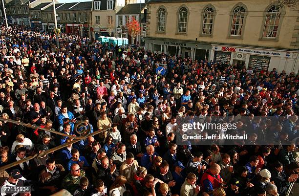 Hundreds of people have gathered in Lanark to pay tribute to former World Rally champion Colin McRae, who died two weeks ago September 30, 2007 in...