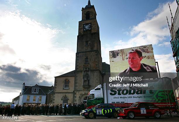 Hundreds of people have gathered in Lanark to pay tribute to former World Rally champion Colin McRae, who died two weeks ago September 30, 2007 in...