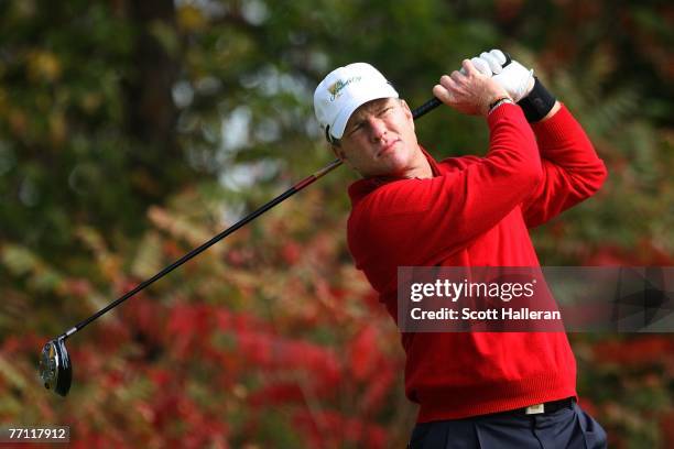 Scott Verplank of the U.S. Team hits his tee shot on the fourth hole during the final day singles matches at The Presidents Cup at The Royal Montreal...