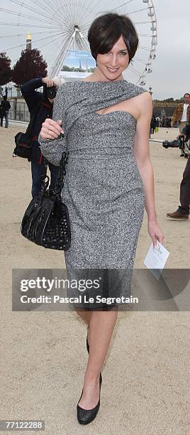 French Actress Elsa Zylberstein arrives to attend the Christian Dior Fashion show during the Sping/ Summer 08 fashion week on October 1, 2007 in...