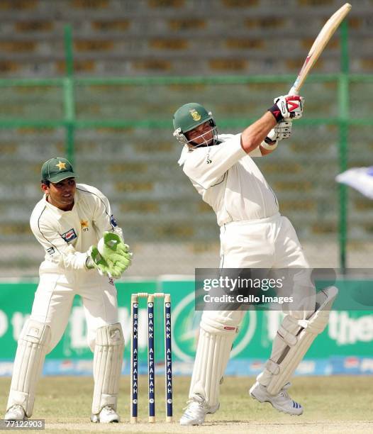 Jacques Kallis in action while Kamran Akmal looks on during day one of the first Test match series between Pakistan and South Africa on October 1,...