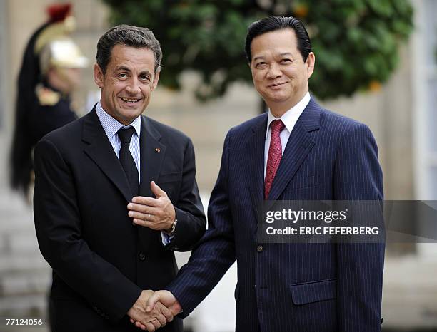 French President Nicolas Sarkozy shakes hands with Vietnamese Prime Minister Nguyen Tan Dung , 01 0ctober 2007 at the presidential Elysee Palace in...