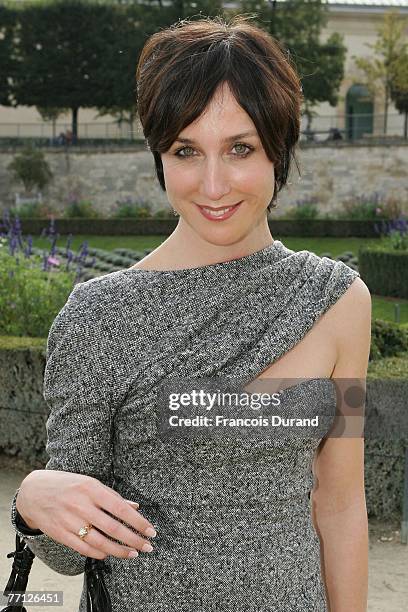 Elsa Zylberstein leaves after attending the Christian Dior Fashion show during the Sping/ Summer 08 fashion week on October 1, 2007 in Paris, France.