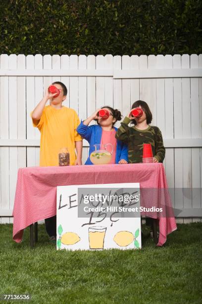 mixed race children selling lemonade - limonadenstand stock-fotos und bilder