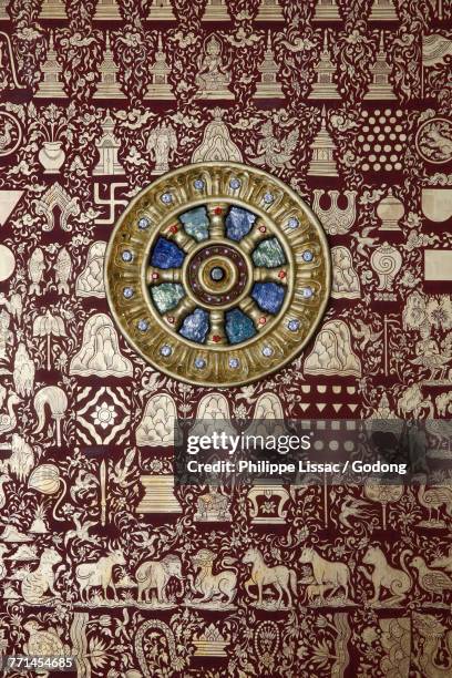 dharma wheel in wat inthakhin sadue mueang, chiang mai. thailand. - dharma wheel stockfoto's en -beelden