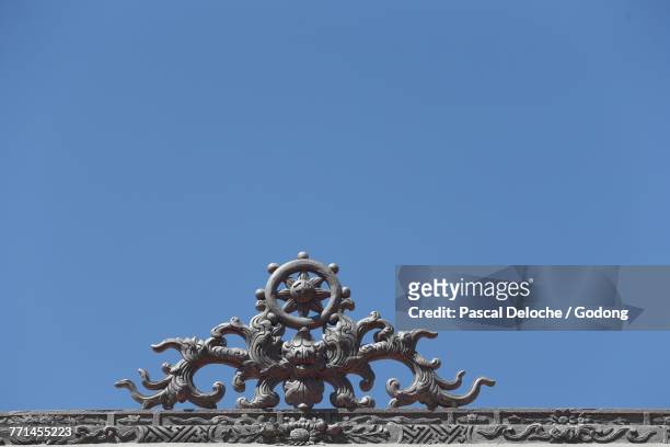 van hanh zen buddhist monastery. dragon with dharma wheel (dharmachakra) on top of the roof monastery. dalat. vietnam. - dharma wheel stockfoto's en -beelden