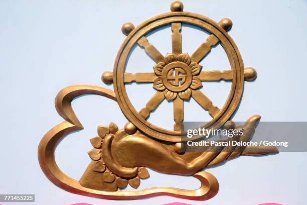 chua thien lam go buddhist pagoda. hand with dharma wheel. dharmachakra, the buddhist eight-fold path illustrated in a wheel. thay ninh. vietnam.  - dharma wheel stockfoto's en -beelden