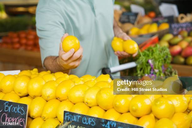 hispanic man shopping in grocery store - produce aisle photos et images de collection