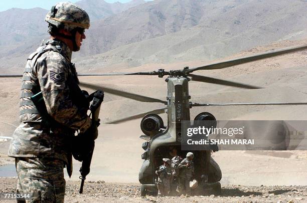 Solders disembark from a Chinook helicopter during a visit to the Panjshir province, some 100 kilometers north of Kabul, 02 October 2007, as troops...