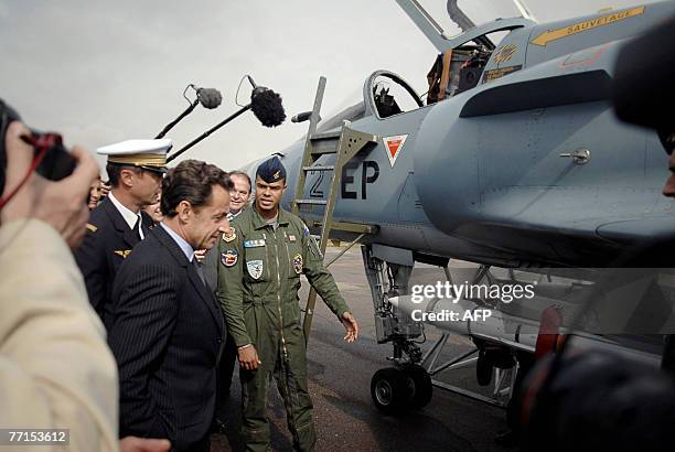 Le pr?sident de la R?publique Nicolas Sarkozy observe un avion de chasse de type Mirage 2000-5, le 02 octobre 2007 sur le tarmac de la base a?rienne...