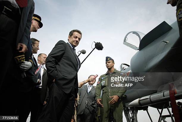 Le pr?sident de la R?publique Nicolas Sarkozy ?coute les explications d'un pilote devant un avion de chasse de type Mirage 2000-5, le 02 octobre 2007...