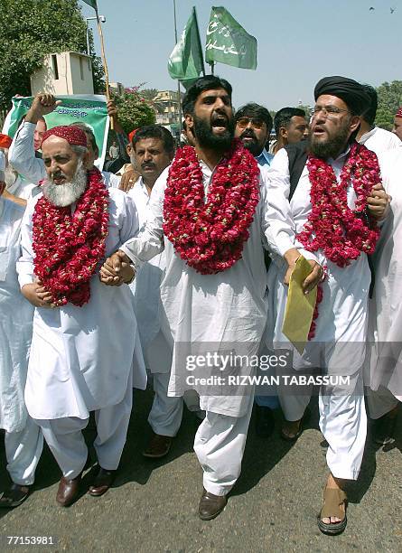 Pakistani members of the Sindh provincial assembly arrive at the assembly to present their resignation letters in Karachi, 02 October 2007. Pakistani...