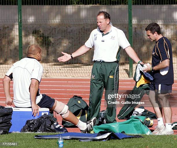 Jake White with injured CJ van der Linde during the South Africa training session at the Stade Jean Bouin on October 2, 2007 in Marseille, France