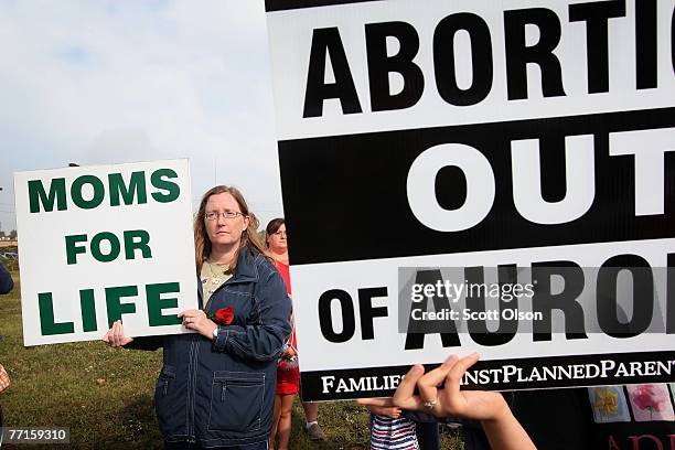 Janet Erlenborn protests the opening of a Planned Parenthood clinic October 2, 2007 in Aurora, Illinois. The clinic, reported to be the largest...