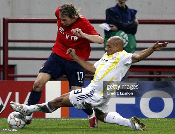 Milos Krasic of CSKA Moscow competes for the ball with Roberto Carlos of Fenerbahce Istanbul during the Champions League group G match between CSKA...