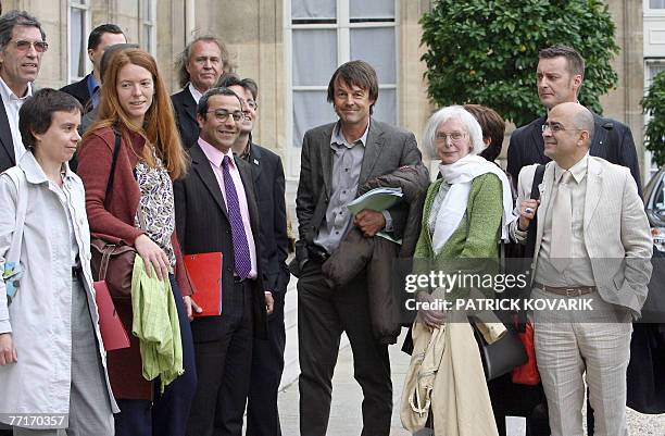 Animateur vedette et militant ?cologique Nicolas Hulot, pose, le 21 mai 2007 au Palais de l'Elys?e, aux c?t?s de la pr?sidente de R?seau action...