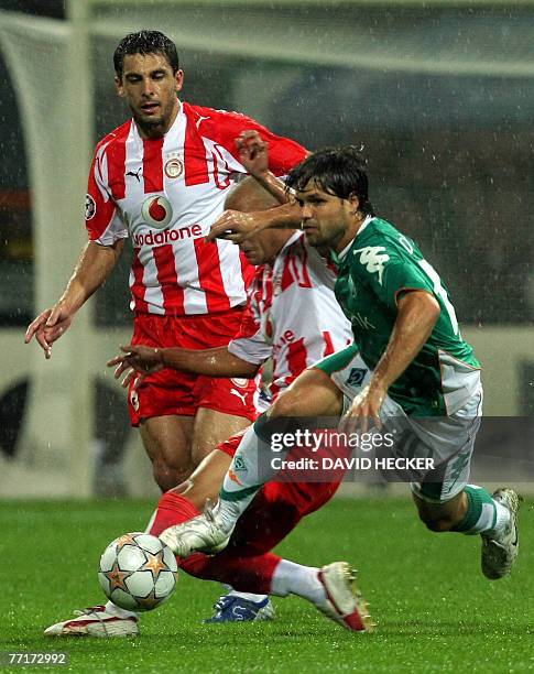 Werder Bremen's Brazilian midfielder Diego and Olympiacos' midfielder Cristian Raul Ledesma vies for the ball during the Champions League group C...