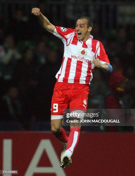 Olympiacos' Serbian striker Darko Kovacevic celebrates after Olympiacos' midfielder Ieroklis Stoltidis equalised the score during the Werder Bremen...