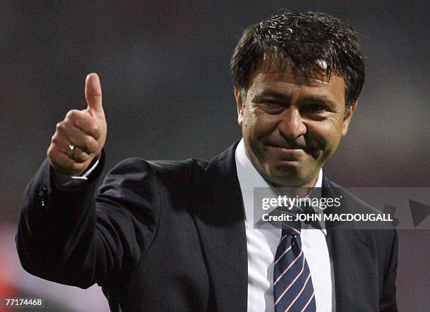 Olympiacos' coach Panagiotis Lemonis shows a thumbs up after the Werder Bremen vs Olympiacos CFP group C Champions League football match in Bremen 03...