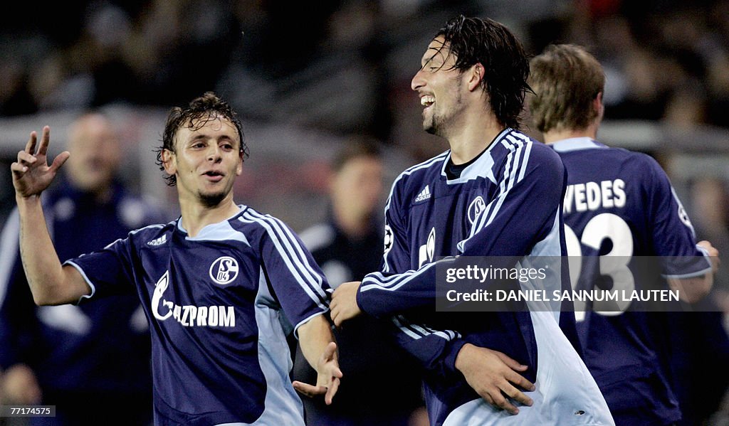 FC Schalke's Kevin Kuranyi (R) and Rafin