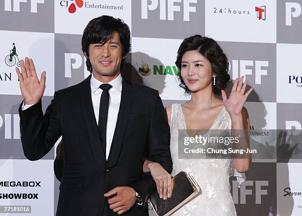 Actor Oh Ji-Ho and Park Sol-Mi arrive at the opening ceremony of the 12th Pusan International Film Festival on October 4, 2007 in Pusan, South...