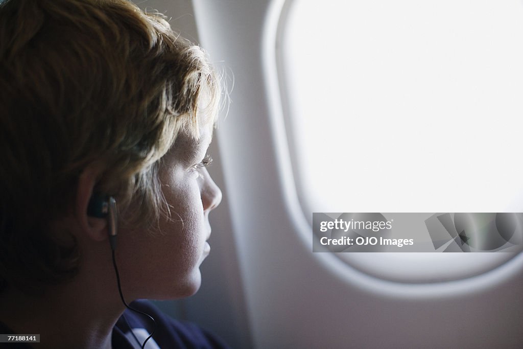 Un niño mirando por la ventana de avión