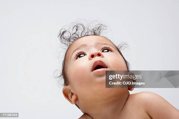 baby jungen, blick nach oben - children in need stock-fotos und bilder