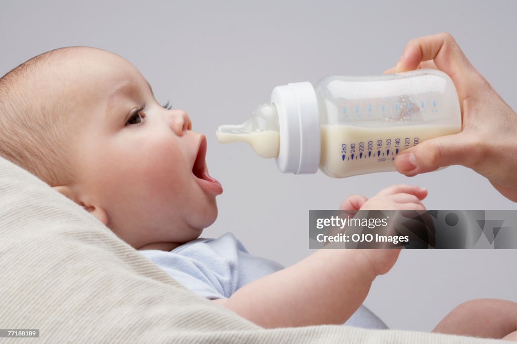 Ein baby Tierfütterung eine Flasche