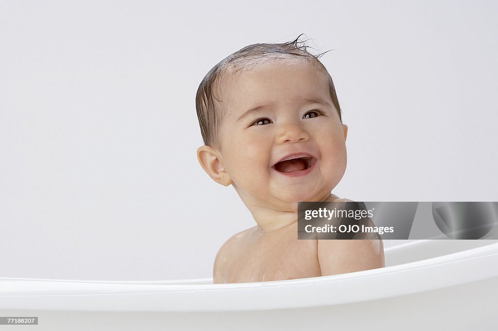 Ein baby im Bad