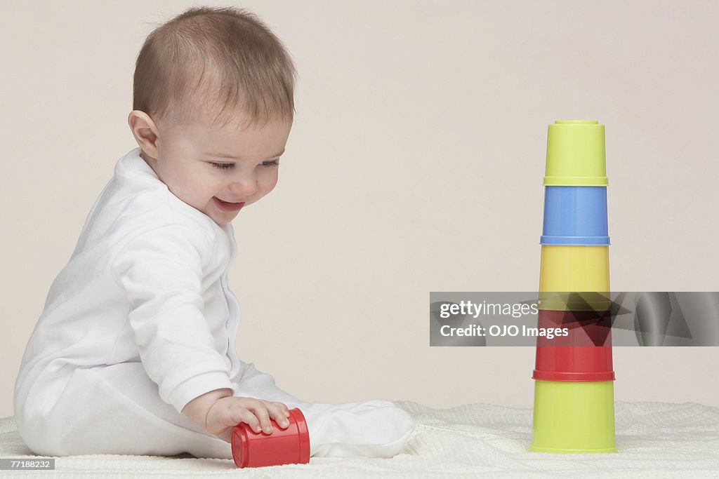 Un bebé jugando con juguetes de edificio
