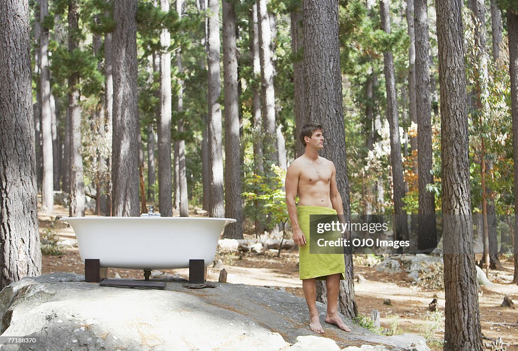 Un hombre antes de piscina al aire libre en el bosque