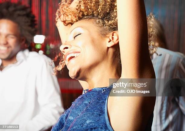 mulher dança em uma discoteca - funky imagens e fotografias de stock