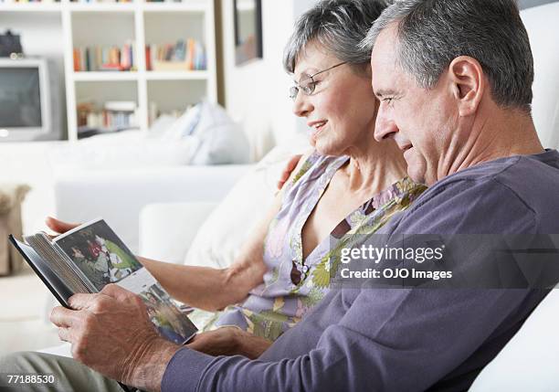 una pareja mirando fotos - album de fotos fotografías e imágenes de stock