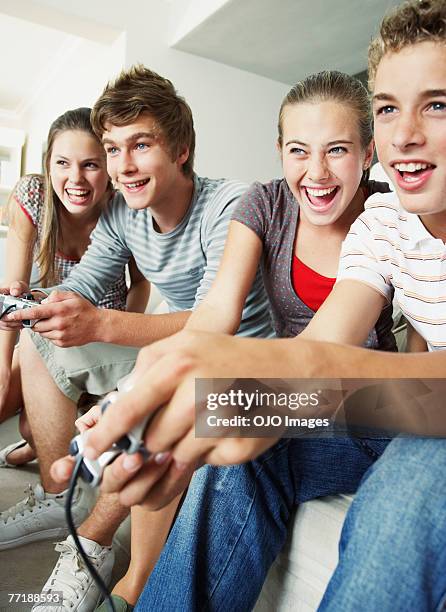 friends playing videogames together - game four stockfoto's en -beelden