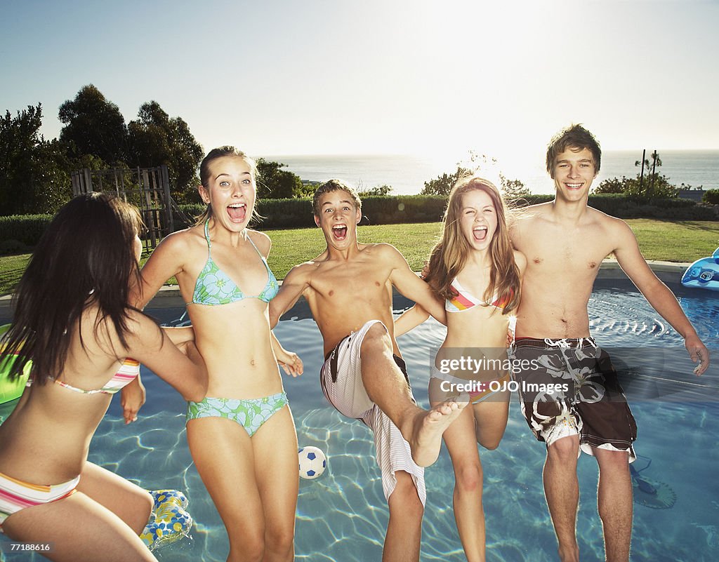 Amici che si diverte in piscina