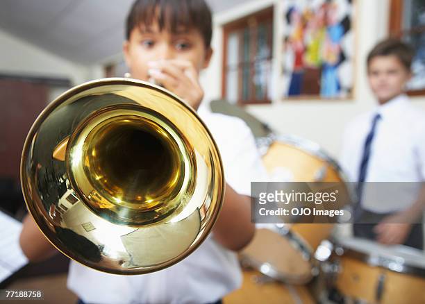 studenten in musik klasse - blechblasinstrument stock-fotos und bilder