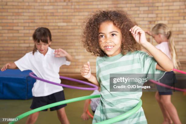 students in gym class - hoelahoep stockfoto's en -beelden