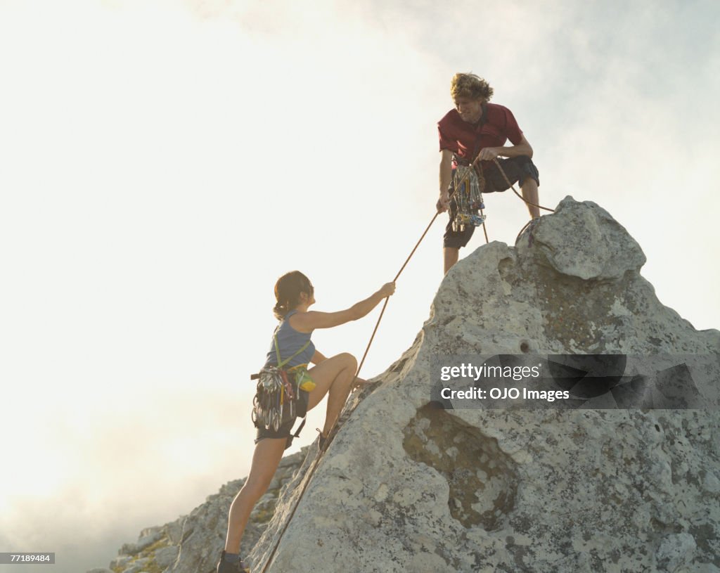 Ein Mann bei einer Frau Kletterer auf den Berg