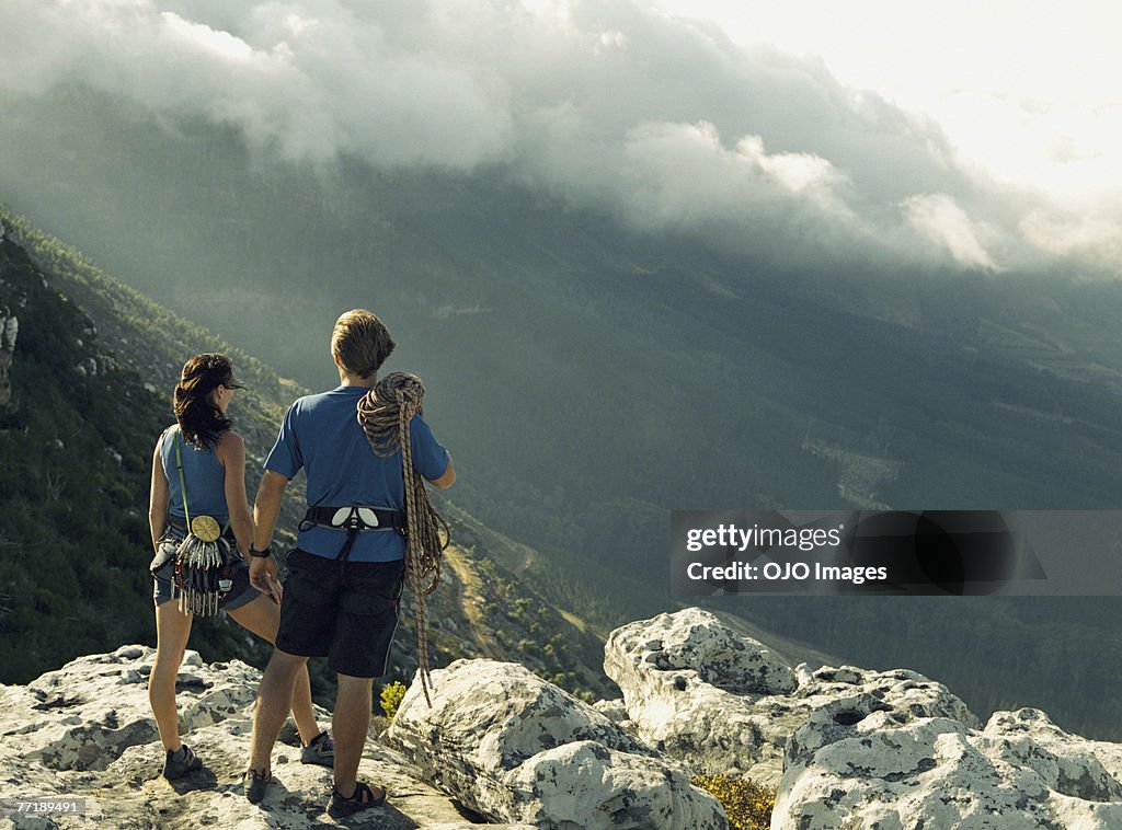 Um homem e mulher Alpinista no topo de uma montanha