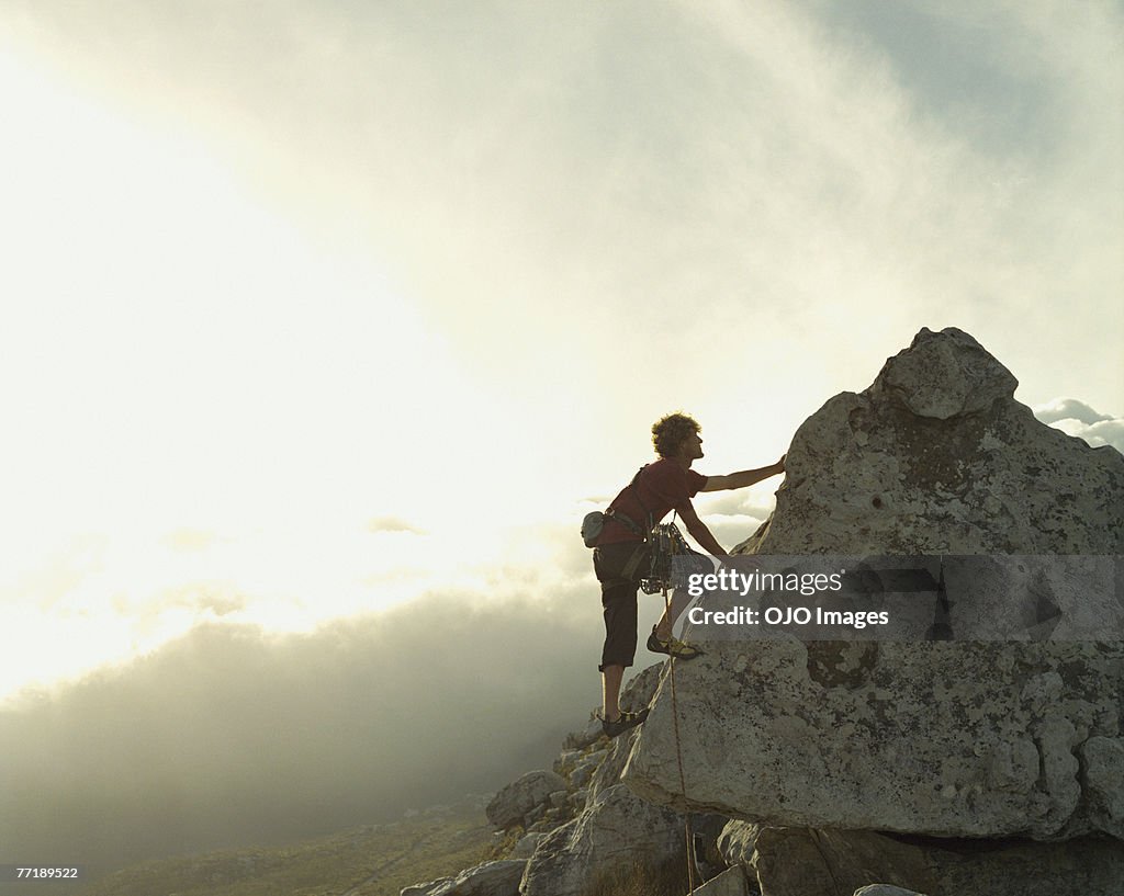 Ein mountain climber erreichen die Spitze eines Berges