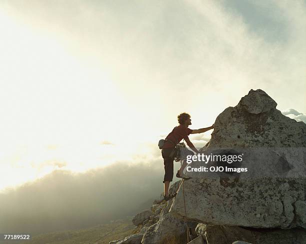 a escalada da montanha chegar ao topo de uma montanha - climber imagens e fotografias de stock