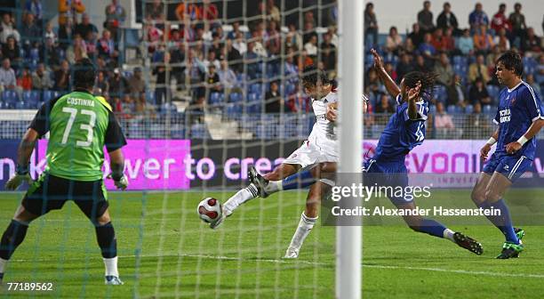 Luca Toni of Munich scores the first goal during the first round second leg UEFA cup match between Belenenses Lisbonat and Bayern Munich at the...