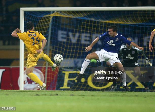 Olexandr Rykun of FC Metallist shoots the ball against Tim Howard and James McFadden of FC Everton during the UEFA Cup 1st Round, 2nd Leg match...
