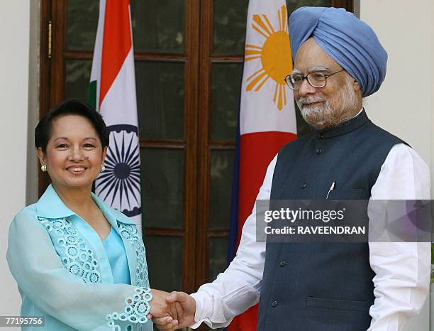 Philippines President Gloria Macapagal-Arroyo and Indian Prime Minister Manmohan Singh shake hands at Hyderabad House in New Delhi, 05 October 2007,...