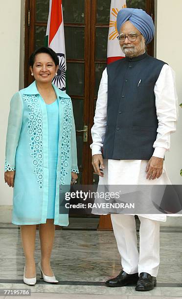 Philippines President Gloria Macapagal-Arroyo and Indian Prime Minister Manmohan Singh pose after arriving at Hyderabad House in New Delhi, 05...