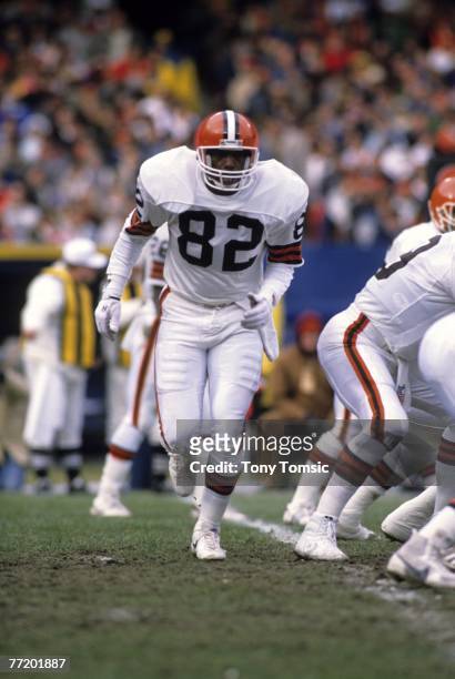 Tight end Ozzie Newsome of the Clevelnad Browns jogs down the line of scrimmage during a game on December 4, 1988 against the Dallas Cowboys at...