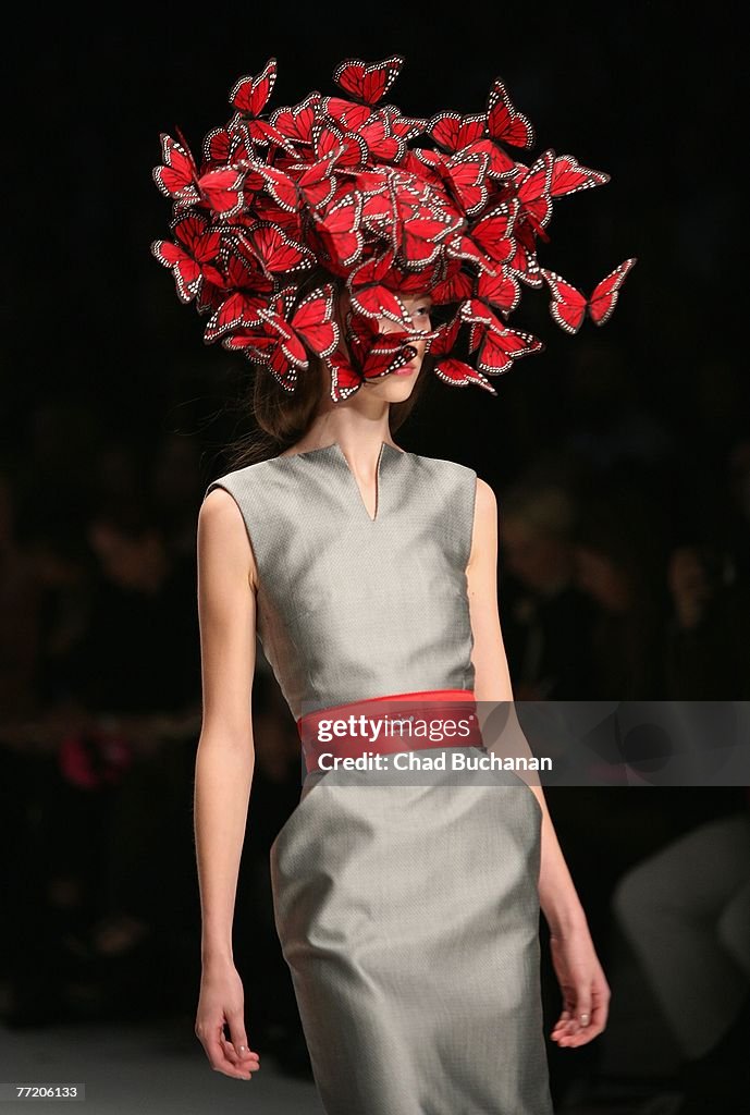 Alexander McQueen Paris Fashion Week Spring/Summer 2008 - Runway