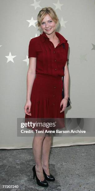 Actress Kirsten Dunst poses at Chanel Fashion Show on October 5th, 2007 in Paris.